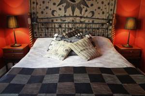 Rustikales und elegantes Schlafzimmer mit Wandteppich