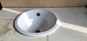 Bauplatte mit probeweise eingelassenem Waschbecken