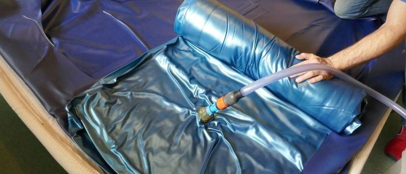 wasserbett-matratze-befuellen