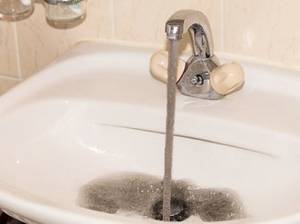 Wasserhahn dreckiges Wasser