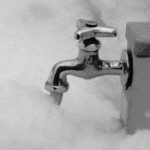 Wasserhahn im Schnee