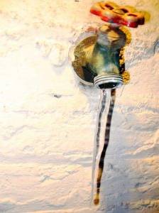 Wasserleitungen sollten vor einem Einfrieren geschützt werden. Frostsichere Armaturen können nachgerüstet werden.