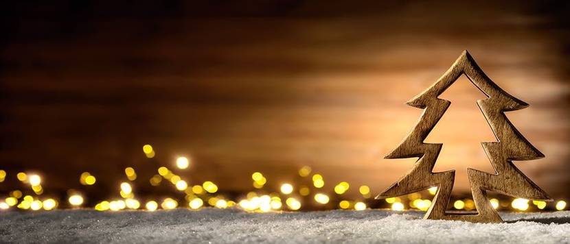 Weihnachtliche Szene aus Holz im Laternenlicht