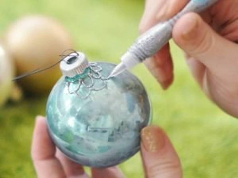 weihnachtskugeln-Ornamente aus Glitzerkleber