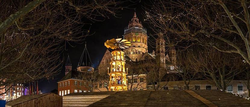 Weihnachtspyramide und Mainzer Dom