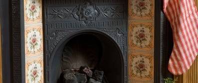 Weihnachtsschmuck basteln – Weihnachtssterne und Herzen aus Holz