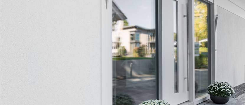 weisse Haustür mit Glaseinsatz