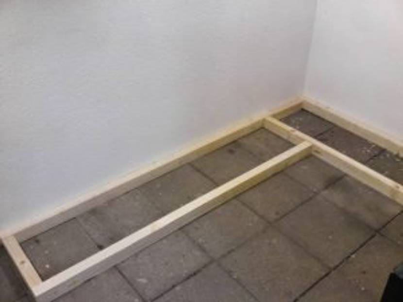 1. Die geplante Fläche der Werkbank mit den Balken für die spätere Tragkonstruktion auslegen.