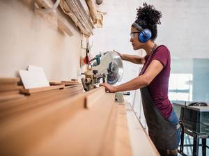 junge frau arbeitet an der werkbank