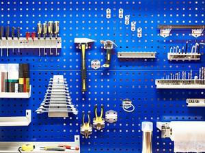 Werkzeuge an Werkstatt-Wand