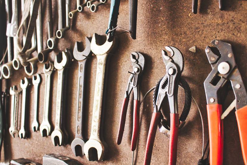werkzeug an der wand