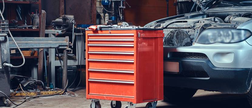 werkzeugwagen in werkstatt