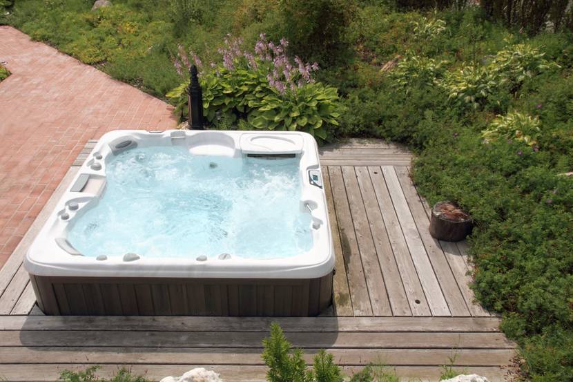 aussenwhirlpool teilversenkt