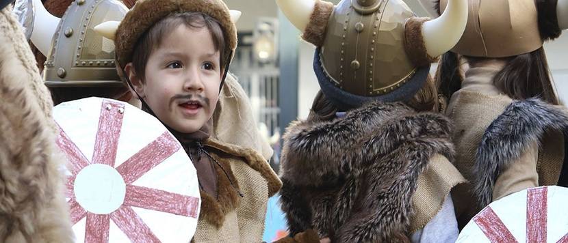 kinder im wikinger kostuem