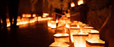 viele lichttüten in der nacht