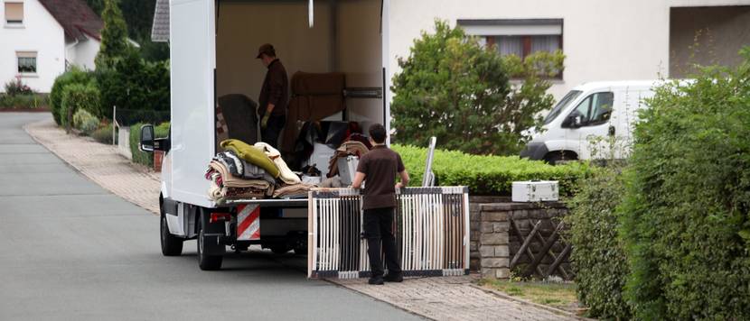 transporter mit möbeln am straßenrand