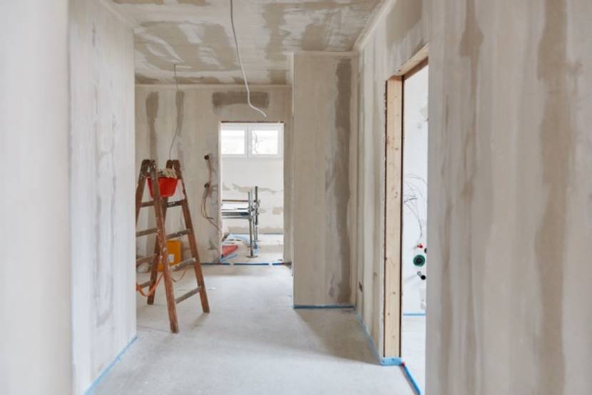 Eine Wohnung im Umbau mit Wänden ohne Tapete.