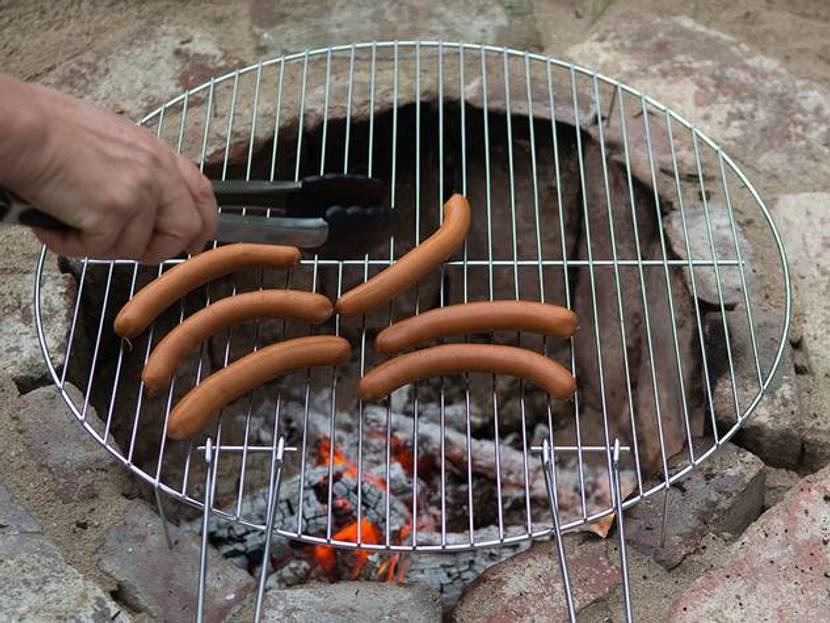 würstchen-grillen Würstchen auf dem selbstgebauten Grill