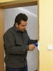 Herausgequollenen Montageschaum lässt man aushärten und kann ihn dann mit einem Messer einfach abschneiden.