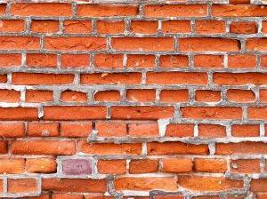 Eine Wand, die mit Mauermörtel gemauert ist.