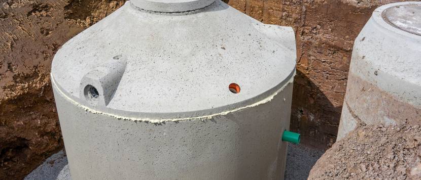 Eine Zisterne aus Beton zum Sammeln von Regenwasser wird unterirdisch installiert.