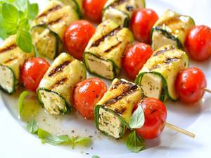 Vegetarisch grillen: Bunte marinierte Feta-Spieße mit Zucchini