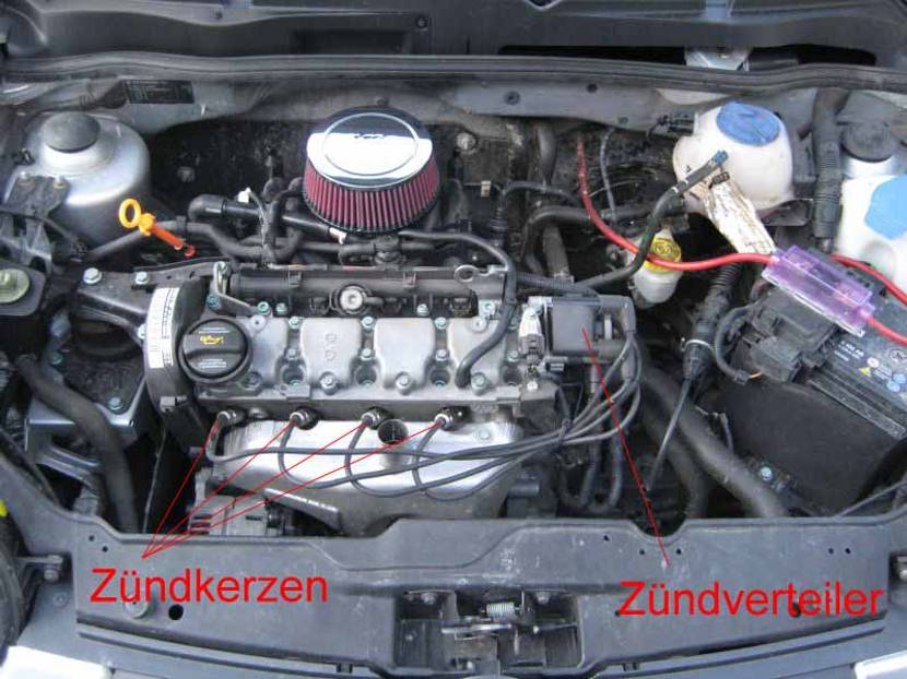 zuendkerzen-Motorraum mit Zündkabeln